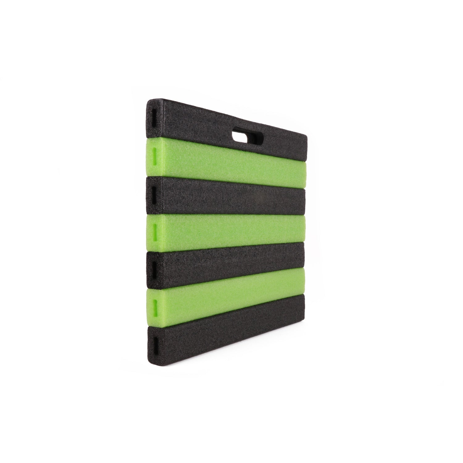 Kniematte mit schwarzer und grüner Streifenstruktur, seitlich leicht geneigt dargestellt mit sichtbarer Grifföffnung.