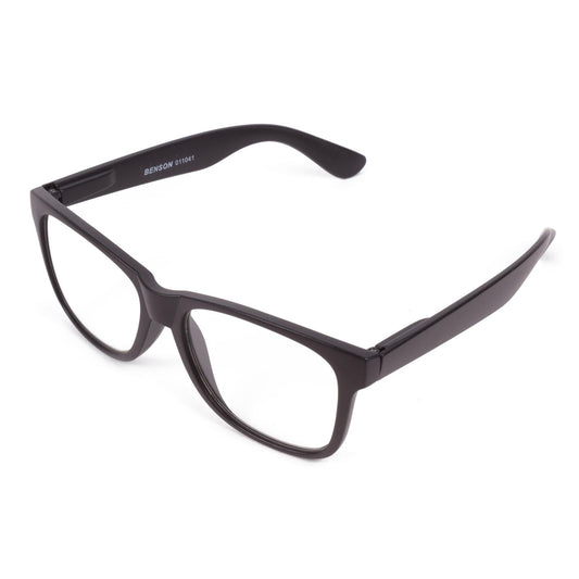 Schwarze Kunststoffbrille mit rechteckigen Gläsern und leicht glänzendem Rahmen. Beide Bügel sind geöffnet, die Brille befindet sich im Tragezustand. Auf dem linken Bügel steht in Weiß „BENSON 011041“. Die Brille liegt leicht schräg auf einem weißen Hintergrund