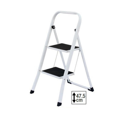 Weiße Klapptrittleiter mit zwei schwarzen Stufen und rutschfesten Füßen. Eine Markierung zeigt die Stehhöhe von 47,5 cm.