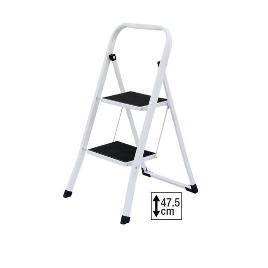 Weiße Klapptrittleiter mit zwei schwarzen Stufen und rutschfesten Füßen. Eine Markierung zeigt die Stehhöhe von 47,5 cm.