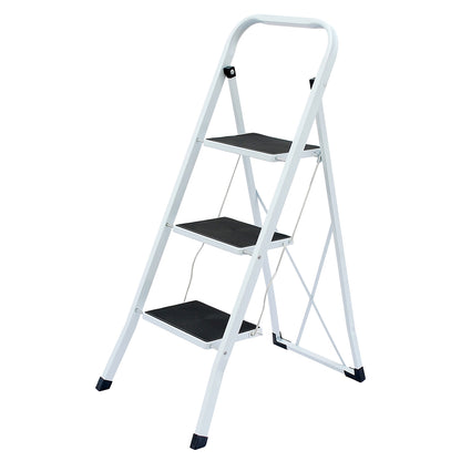 Weiße Klapptrittleiter mit drei schwarzen Stufen, rutschfesten Füßen und gebogenem Haltegriff, freistehend auf weißem Hintergrund.