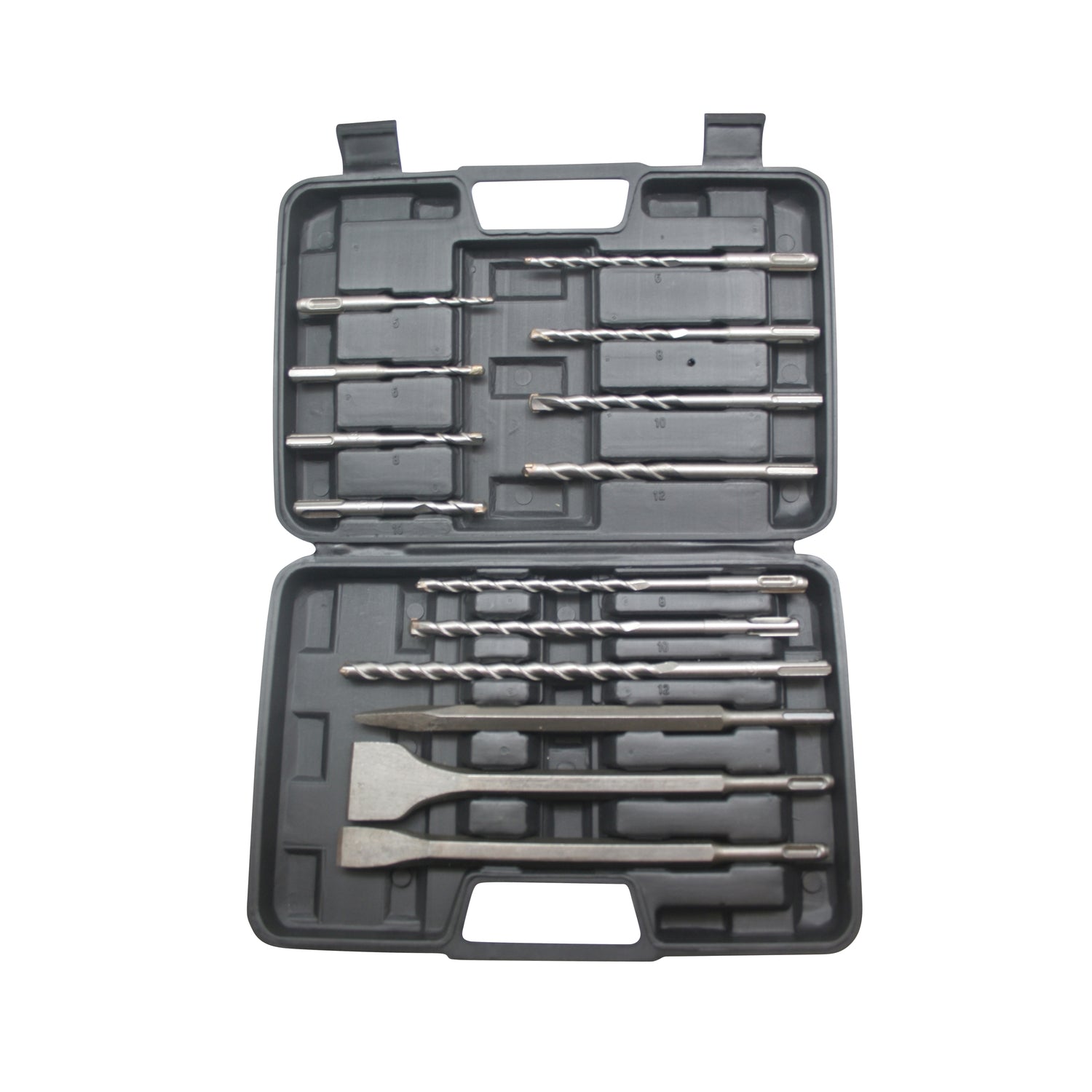 Geöffneter schwarzer Kunststoffkoffer mit 14 Metallbohrern und Meißeln in zwei Reihen, von oben betrachtet.