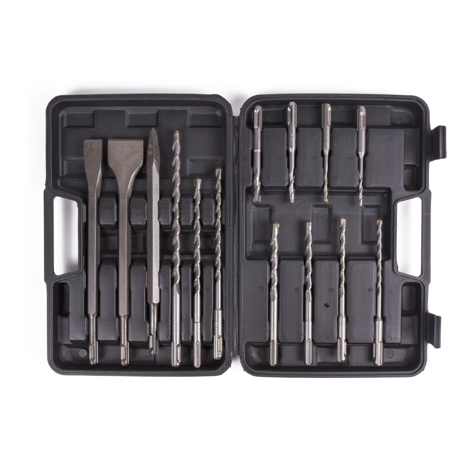 Offener Bohrer- und Meißelkoffer mit unterschiedlichen SDS-Bohrern und zwei breiten Flachmeißeln, vollständig sichtbar.