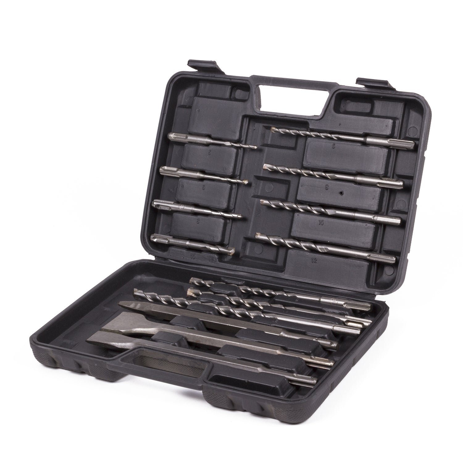 Schwarzer Kunststoffkoffer mit geöffnetem Deckel, darin verschiedene SDS-Bohrer und Meißel ordentlich einsortiert in vorgesehene Fächer.