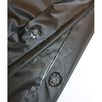 Nahaufnahme der Druckknöpfe und Nähte eines schwarzen Regenponchos, seitliche Verschlüsse sichtbar.