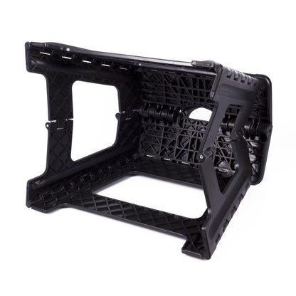 Umgedrehter schwarzer Klapphocker aus Kunststoff, der die Unterseite und das Verstrebungsmuster der Beine zeigt.