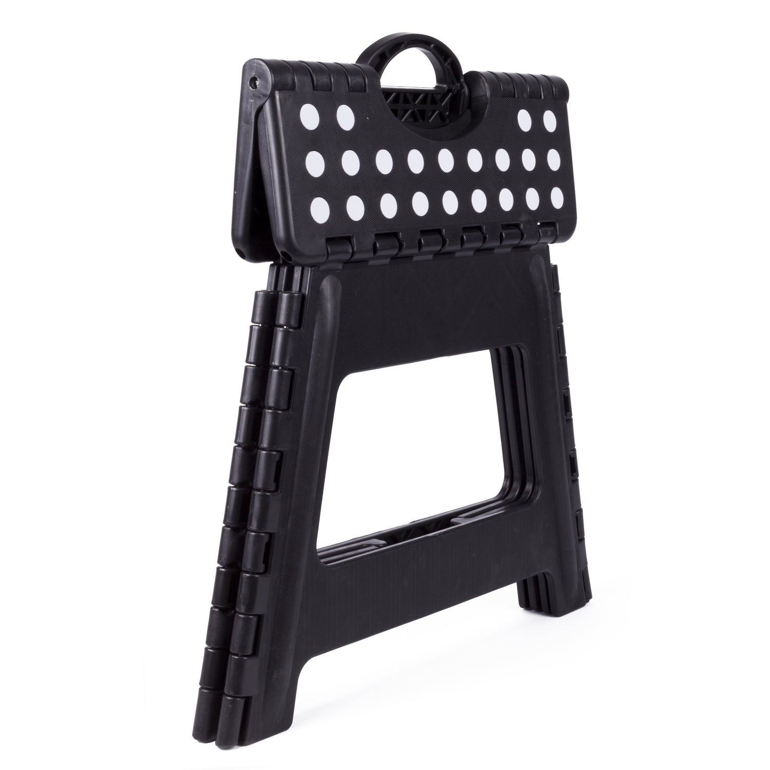 Zusammengeklappter schwarzer Klapphocker aus Kunststoff mit weißen Punkten auf der Sitzfläche und Tragegriff oben, seitlich stehend auf weißem Hintergrund.