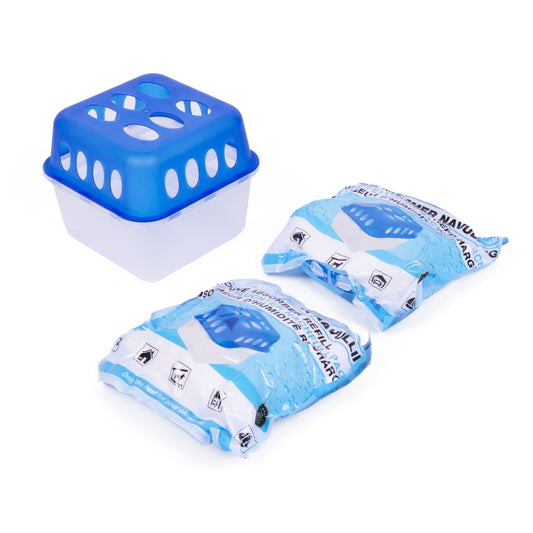 Set bestehend aus einer weißen Raumentfeuchter-Box mit blauem Deckel und zwei verpackten Nachfüllbeuteln auf weißem Hintergrund.