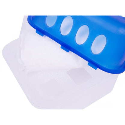 Teilgeöffnete Raumentfeuchter-Box mit eingesetztem weißen Granulatbeutel und sichtbarem blauen Deckel mit ovalen Lüftungsöffnungen.