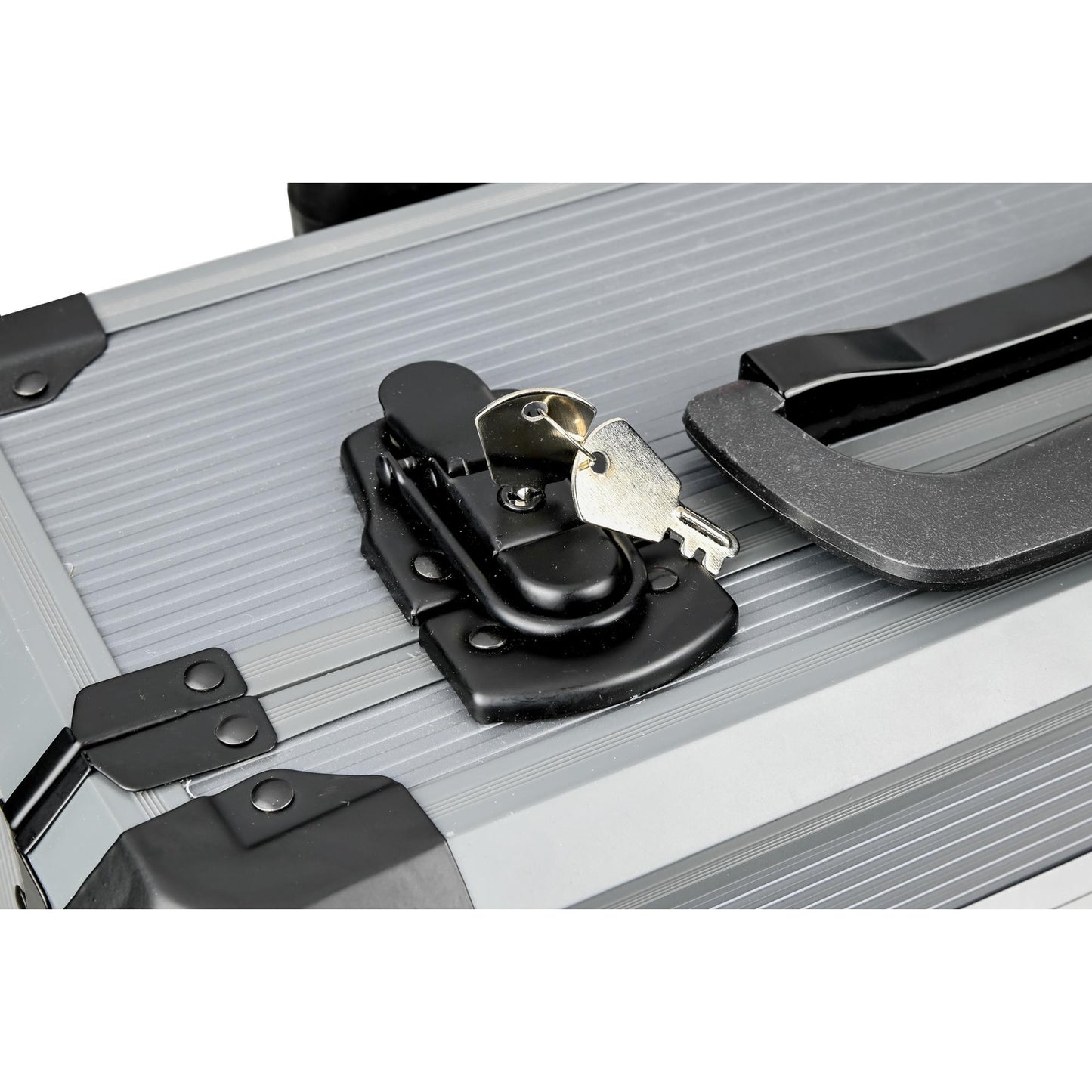 Nahaufnahme des Schlosses am Werkzeugkoffer mit eingesetztem Schlüssel und schwarzem Tragegriff daneben.