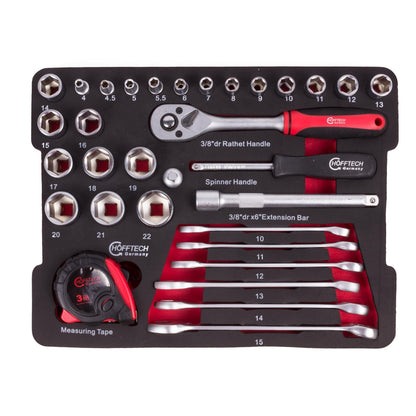 Einsatz mit Stecknüssen, Ratsche, Verlängerung, Ringschlüsseln und Maßband in geformter Einlage, Werkzeuge mit roten Griffen.