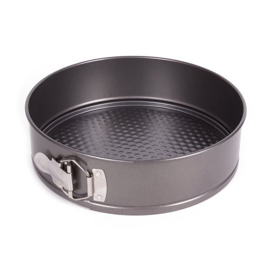 Geschlossene runde Springform aus grauem Metall mit glatter Außenwand, strukturierter Backbodenfläche und silberfarbener Spannklammer an der Seite, freigestellt vor weißem Hintergrund.