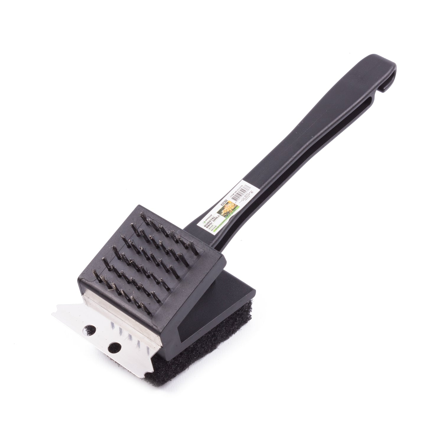 Grillbürste mit schwarzem Kunststoffgriff, rechteckigem Bürstenkopf mit Metallborsten, Metallschaber und schwarzem Schwamm. Etikett mit Barcode am Griff. Produkt liegt schräg auf weißem Hintergrund.