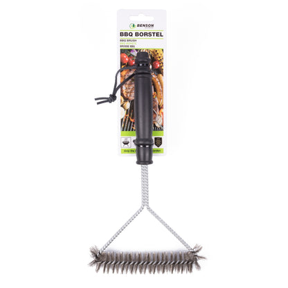 Grillbürste mit schwarzem Griff und Metallborsten, befestigt an einer Produktverpackung mit der Aufschrift „BBQ Borstel“. Auf der Verpackung ist ein Grill mit Grillgut abgebildet. Die Bürste wird hängend präsentiert.