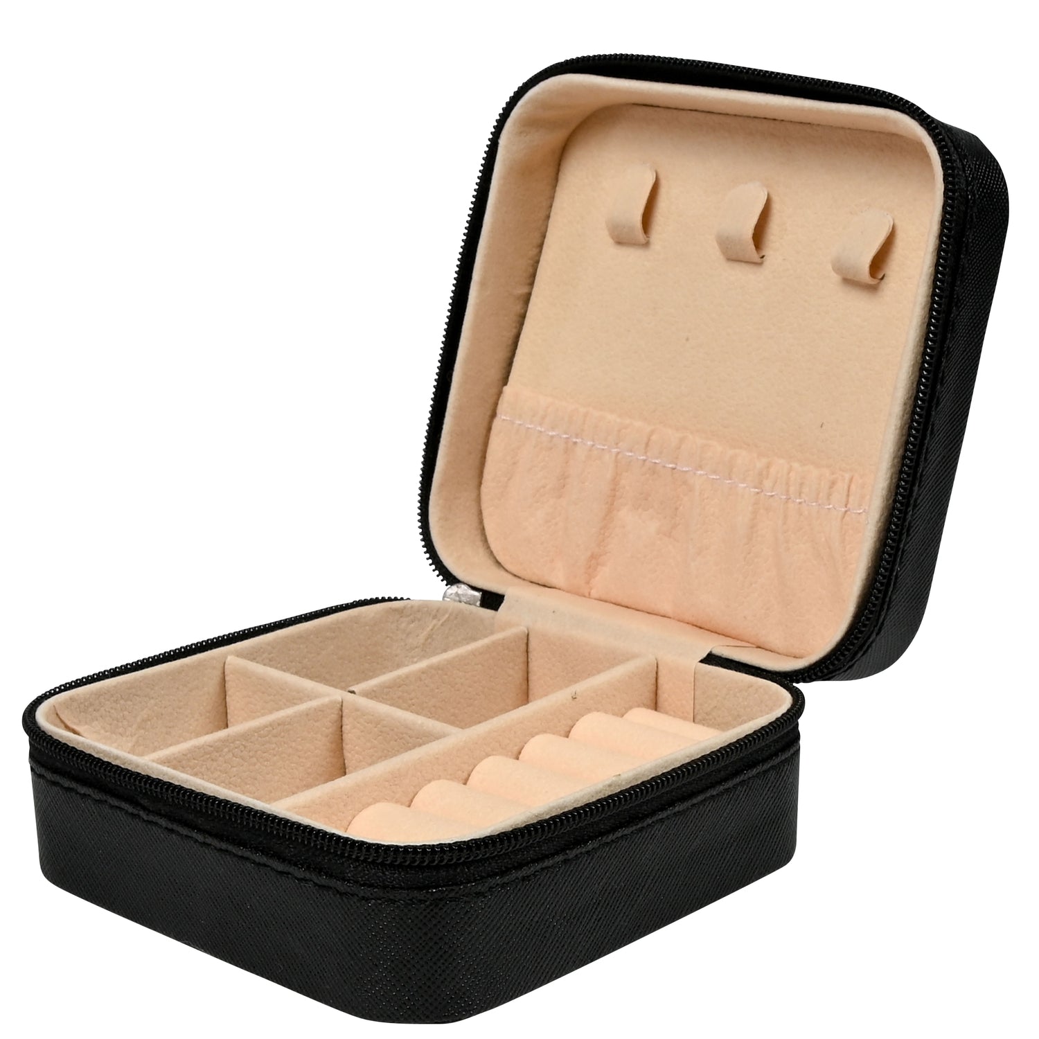 Geöffnetes, rechteckiges Schmuckkästchen mit schwarzem Außenmaterial und beigem Innenfutter, mehreren Fächern im unteren Teil sowie Schlaufen und einer Stofftasche im Deckel.