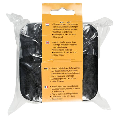 Schwarzes, rechteckiges Schmuckkästchen in transparenter Kunststoffverpackung mit orangefarbenem Kartoneinleger, mittig mit mehrsprachigen Textangaben und Aufhängelasche oben.