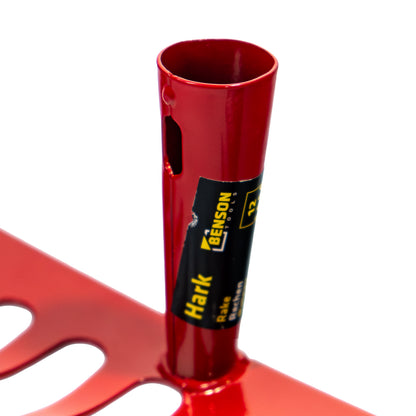 Nahaufnahme des roten Rohransatzes der Harke mit schwarzem Etikett der Marke „Benson Tools“ und gelber Aufschrift.