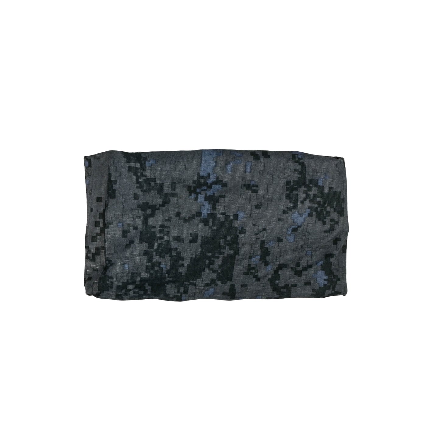 Zusammengelegter Nackenwärmer in grauer Digital-Camouflage-Optik auf weißem Hintergrund.