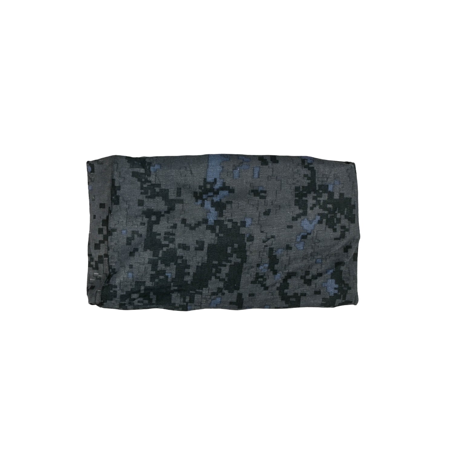 Zusammengelegter Nackenwärmer in grauer Digital-Camouflage-Optik auf weißem Hintergrund.