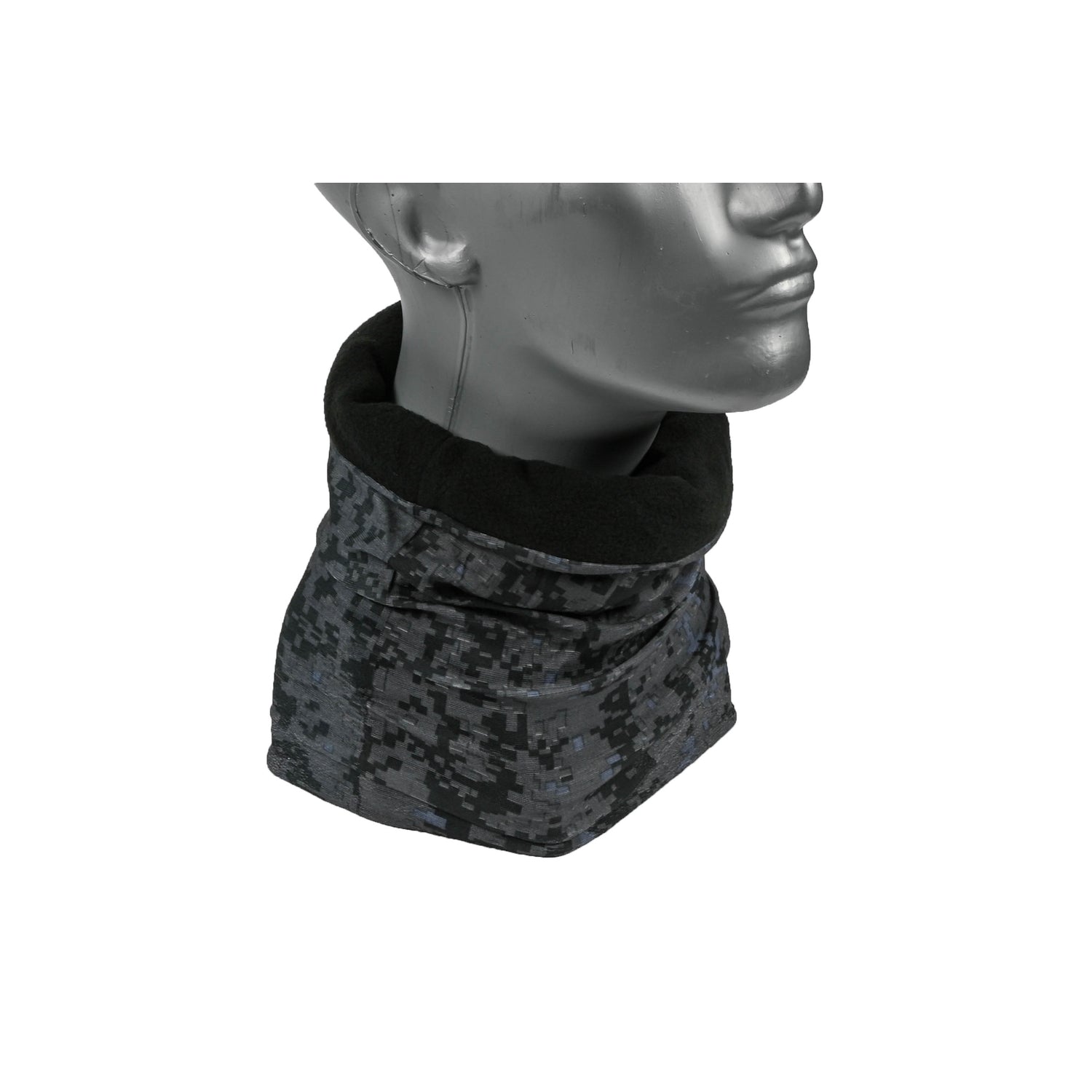 Schwarzer Nackenwärmer mit grauem Digital-Camouflage-Muster, an einer Schaufensterpuppe getragen, der innere Fleece-Rand sichtbar.