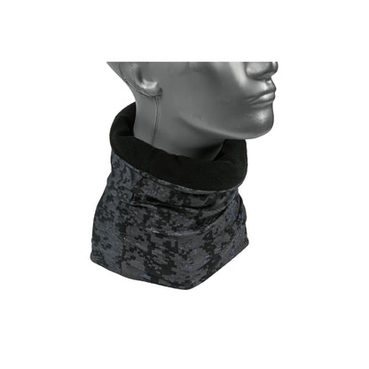 Schwarzer Nackenwärmer mit grauem Digital-Camouflage-Muster, an einer Schaufensterpuppe getragen, der innere Fleece-Rand sichtbar.