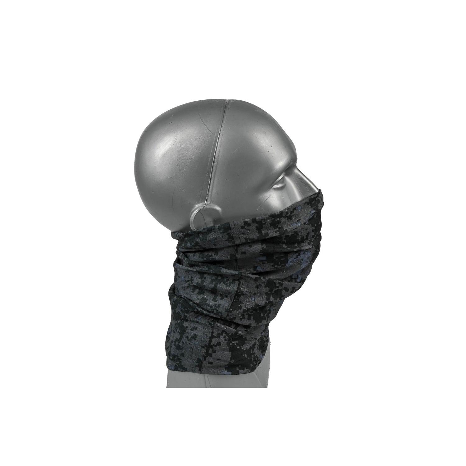 Schwarzer Nackenwärmer mit Digital-Camouflage-Muster, hochgezogen über Mund und Nase einer Schaufensterpuppe, Seitenansicht.