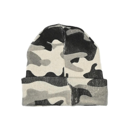 Rückansicht derselben Strickmütze mit Tarnmuster in Schwarz, Grau und Beige, flach liegend auf weißem Hintergrund.