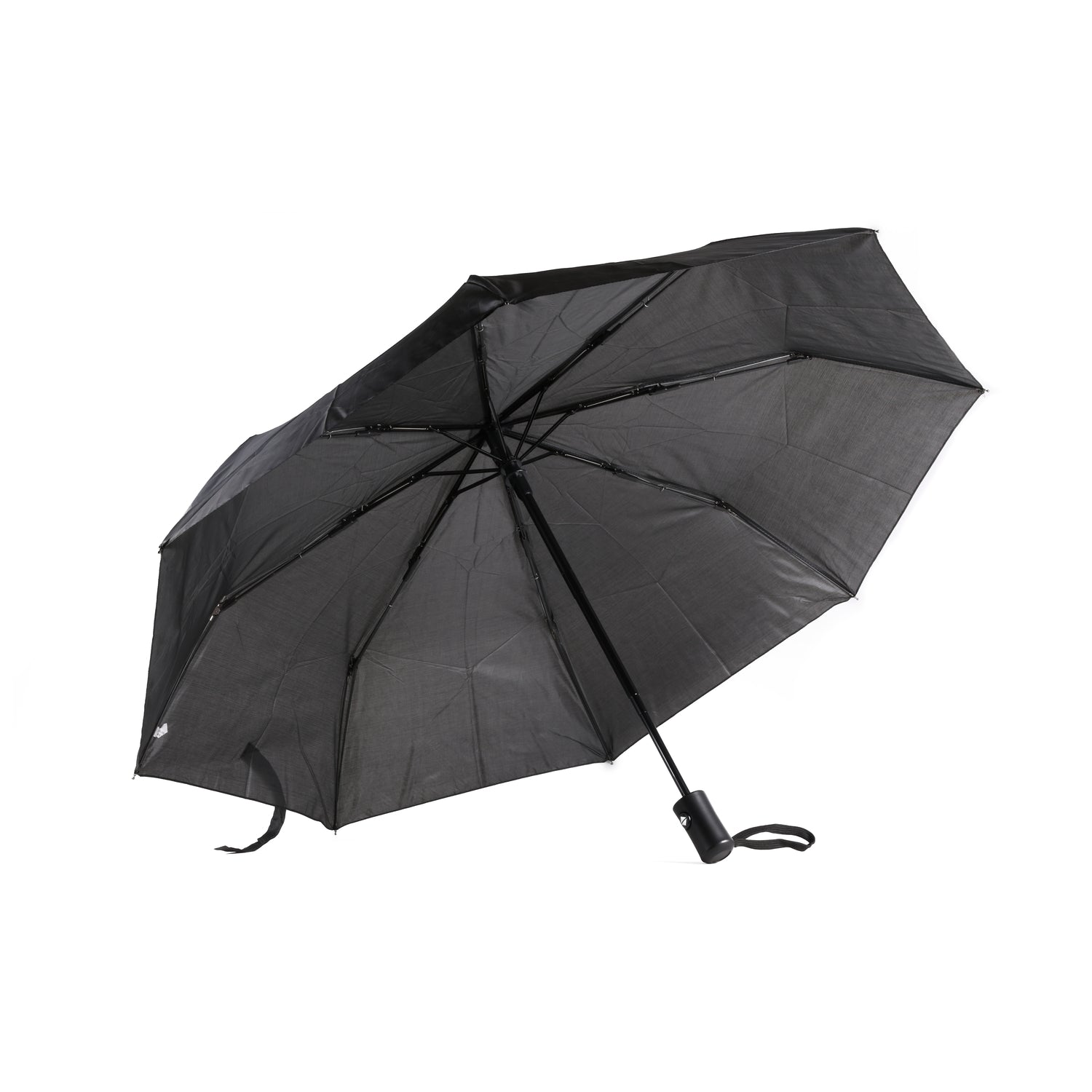 Schwarzer, geöffneter Taschenschirm mit automatischem Mechanismus und Handschlaufe am Griff, auf weißem Hintergrund.