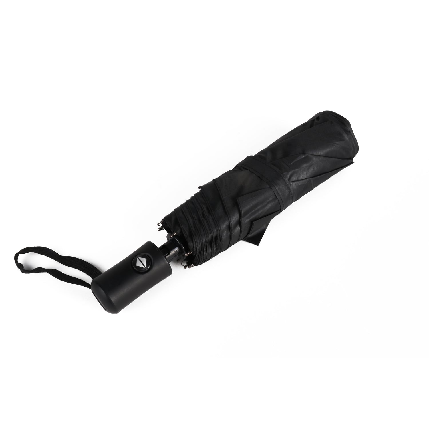 Zusammengefalteter schwarzer Taschenschirm mit Trageschlaufe und Druckknopf am Griff, freistehend auf weißem Hintergrund.