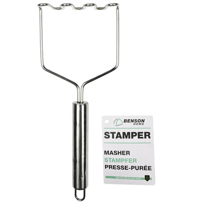 Metallischer Kartoffelstampfer mit zylindrischem Griff und oben gewellter Drahtstampffläche, daneben ein Etikett mit mehrsprachiger Beschriftung auf weißem Hintergrund.