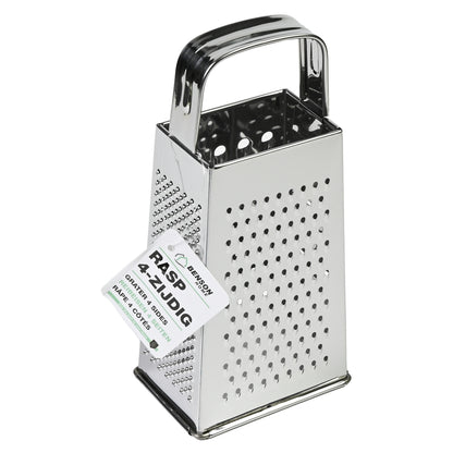 Vierseitige Küchenreibe aus Edelstahl mit Griff und verschiedenen Reibeflächen, versehen mit einem hängenden Produktetikett „Rasp 4-zijdig“, freigestellt auf weißem Hintergrund.