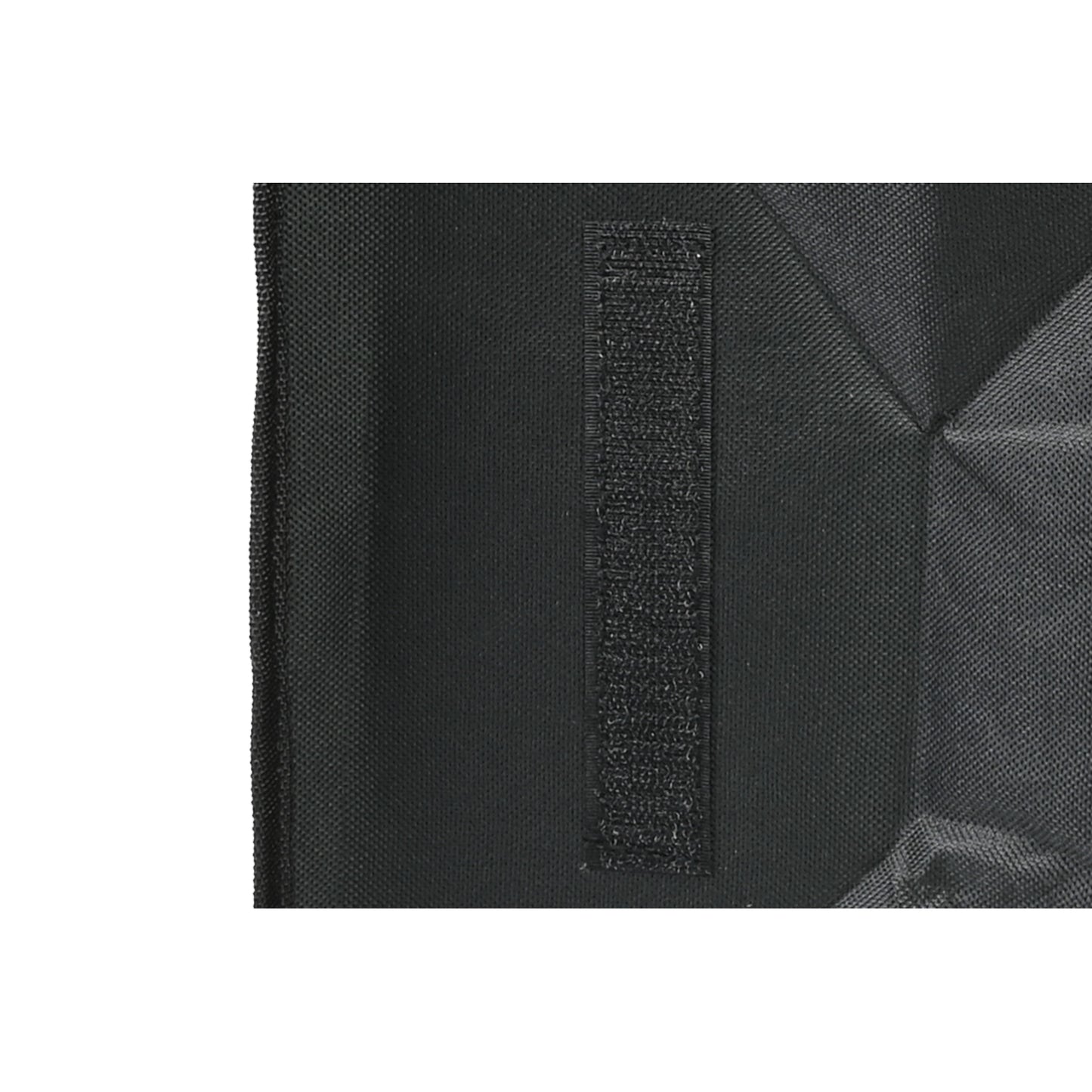 Nahaufnahme eines schwarzen Klettstreifens auf der Außenseite des Kofferraum-Organizers, zur Fixierung im Fahrzeug.