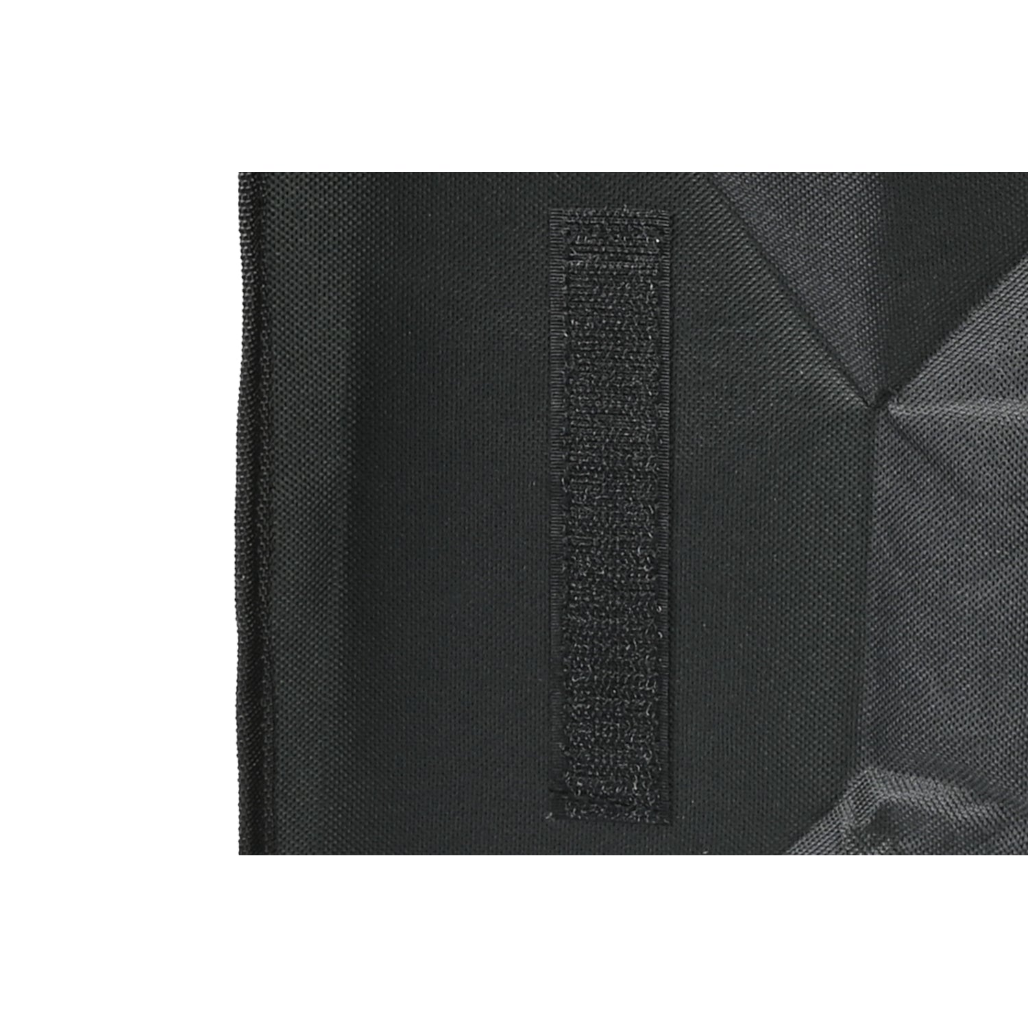 Nahaufnahme eines schwarzen Klettstreifens auf der Außenseite des Kofferraum-Organizers, zur Fixierung im Fahrzeug.