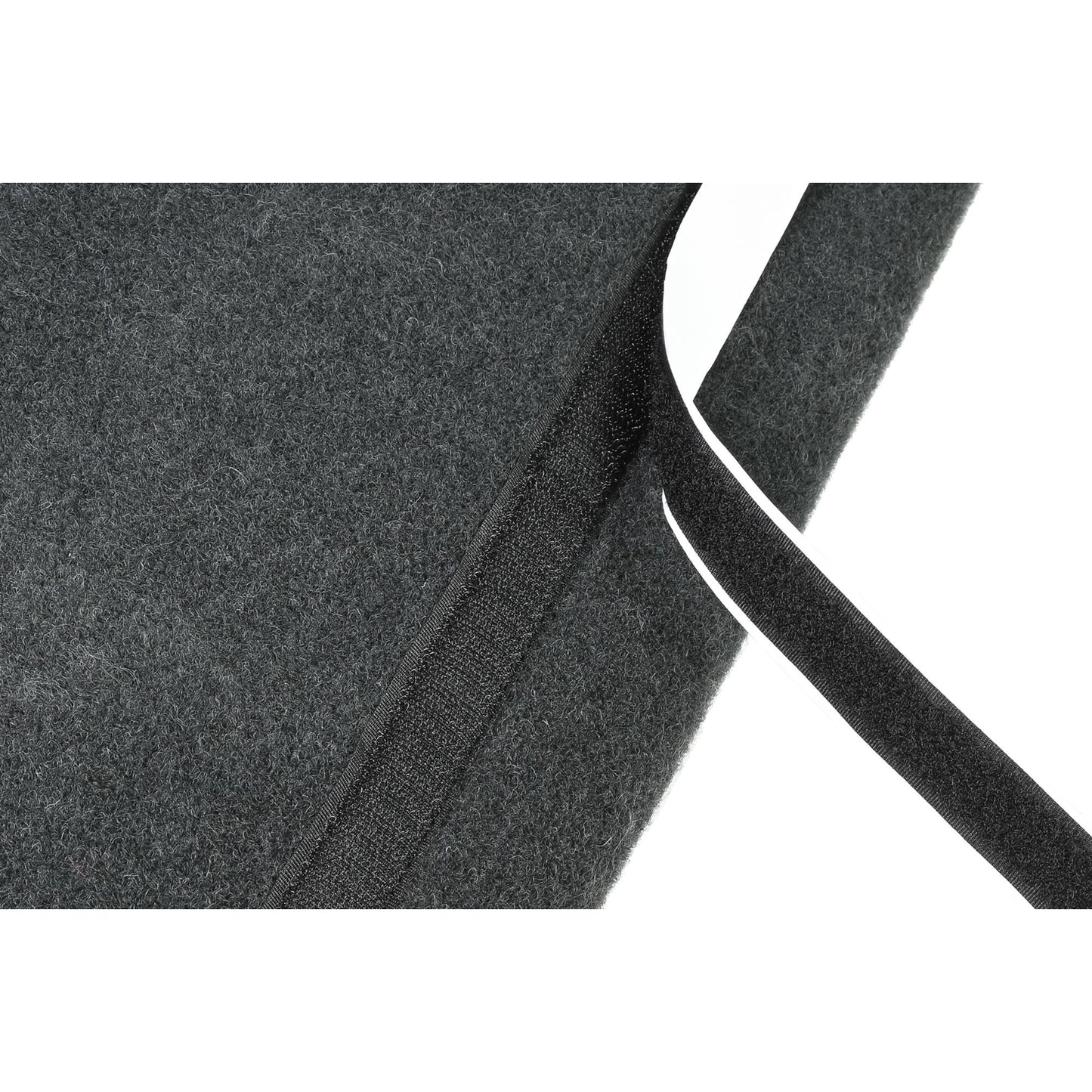 Detailaufnahme der schwarzen Filzoberfläche mit offenliegendem Klettverschlussband der Aufbewahrungstasche.