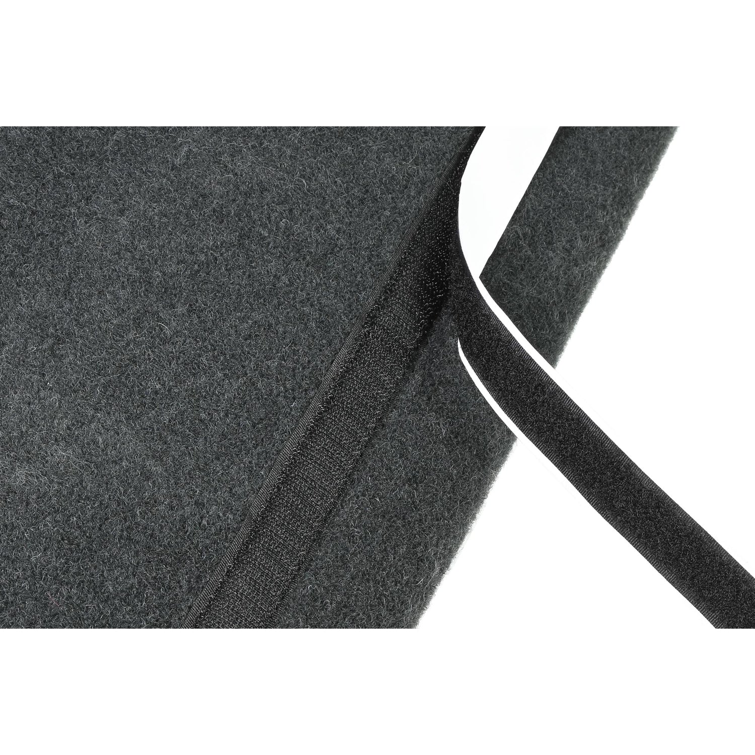 Detailaufnahme der schwarzen Filzoberfläche mit offenliegendem Klettverschlussband der Aufbewahrungstasche.