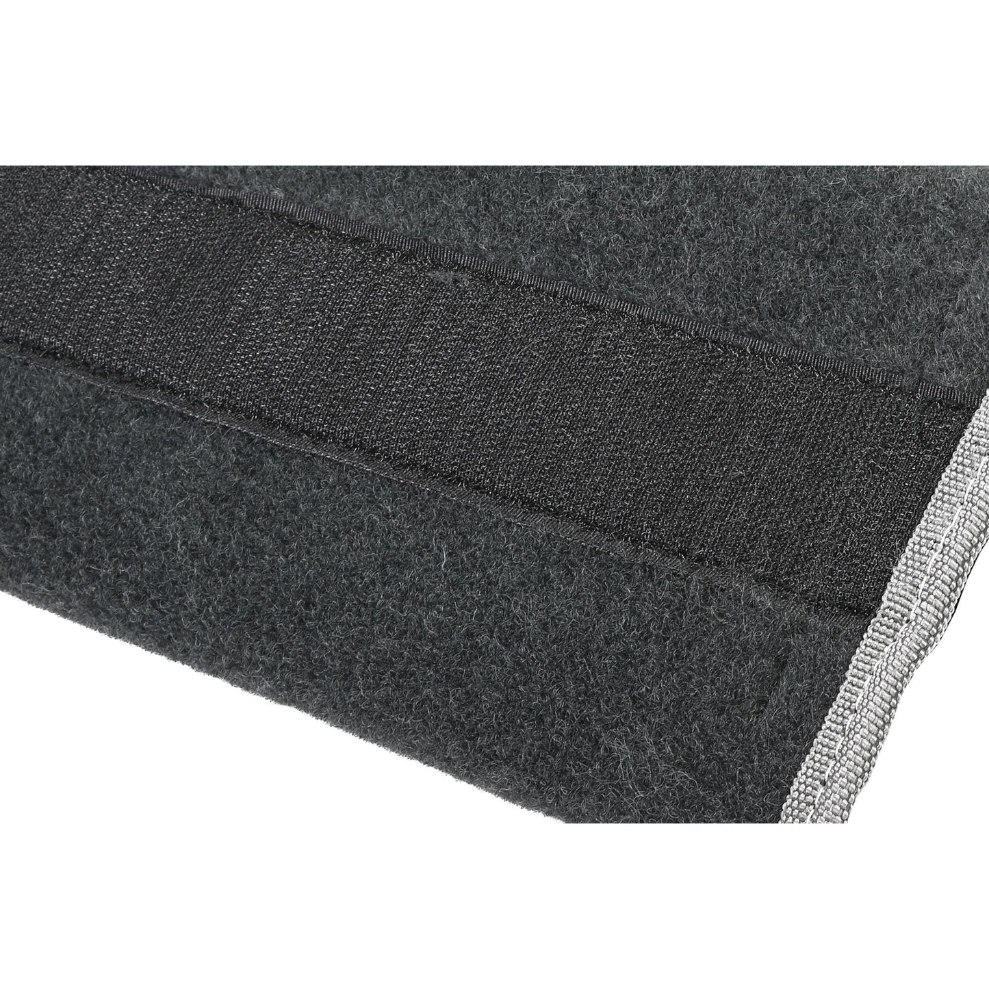 Nahaufnahme des Klettverschlusses auf der Rückseite der Tasche, schwarze Filzstruktur mit grauer Kantennaht.