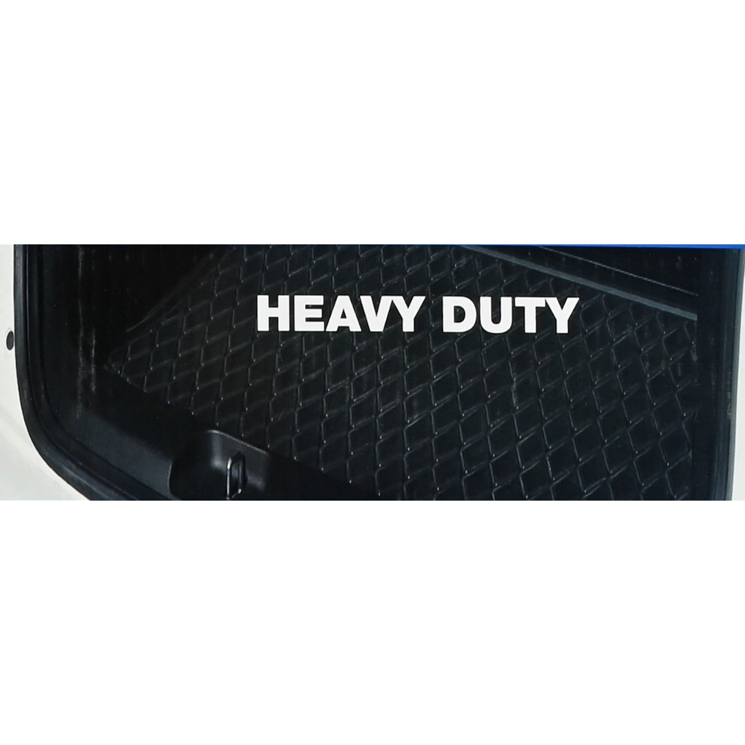 Schwarze Kofferraummatte im Kofferraum eines Fahrzeugs mit dem weißen Aufdruck „HEAVY DUTY“.