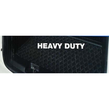 Schwarze Kofferraummatte im Kofferraum eines Fahrzeugs mit dem weißen Aufdruck „HEAVY DUTY“.