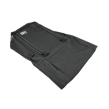 Schwarze Fahrradtasche in ausgebreiteter Ansicht mit reflektierenden Riemen und seitlichen Netztaschen.