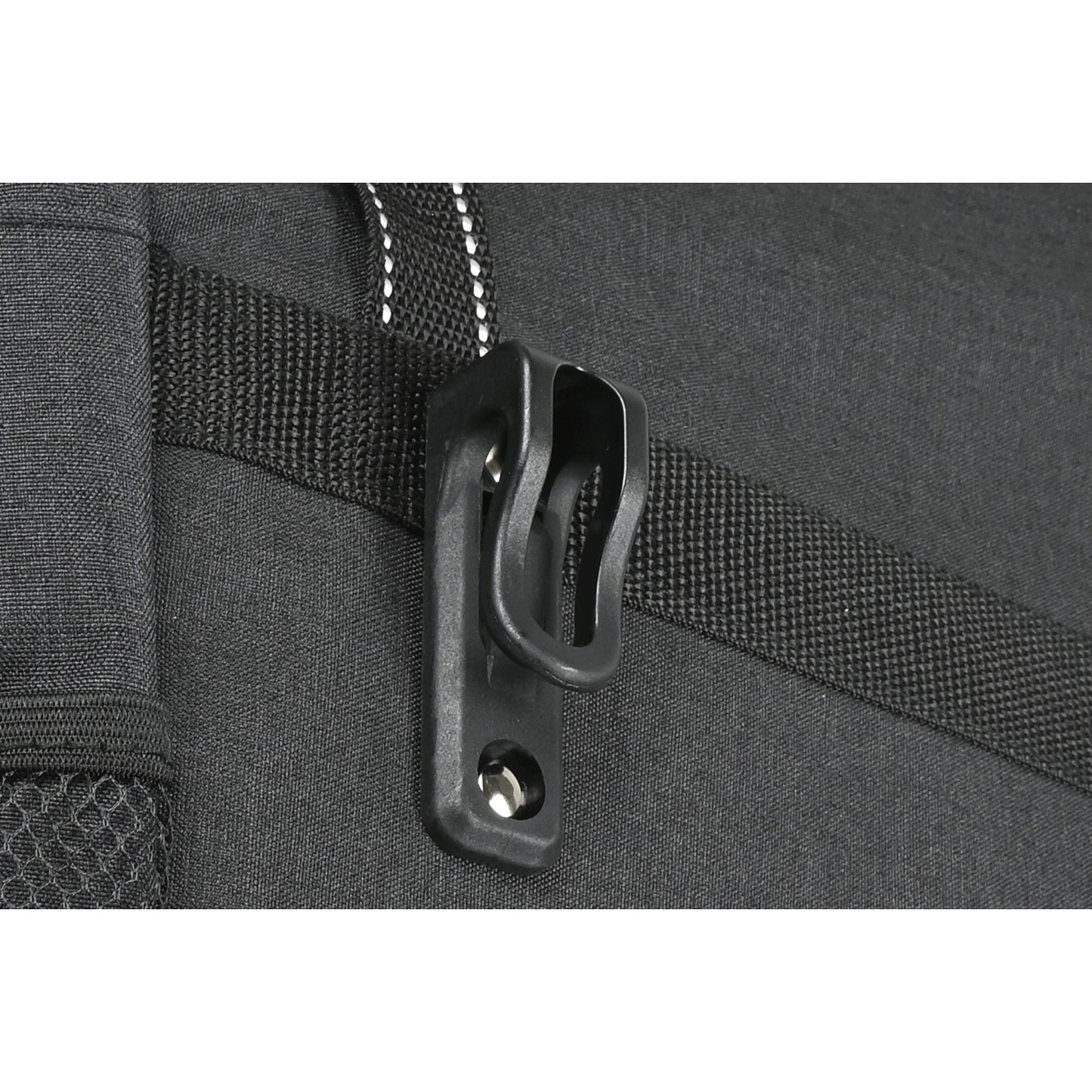 Nahaufnahme eines einzelnen schwarzen Befestigungshakens an der Rückseite der Fahrradtasche, montiert auf einem breiten Textilriemen.