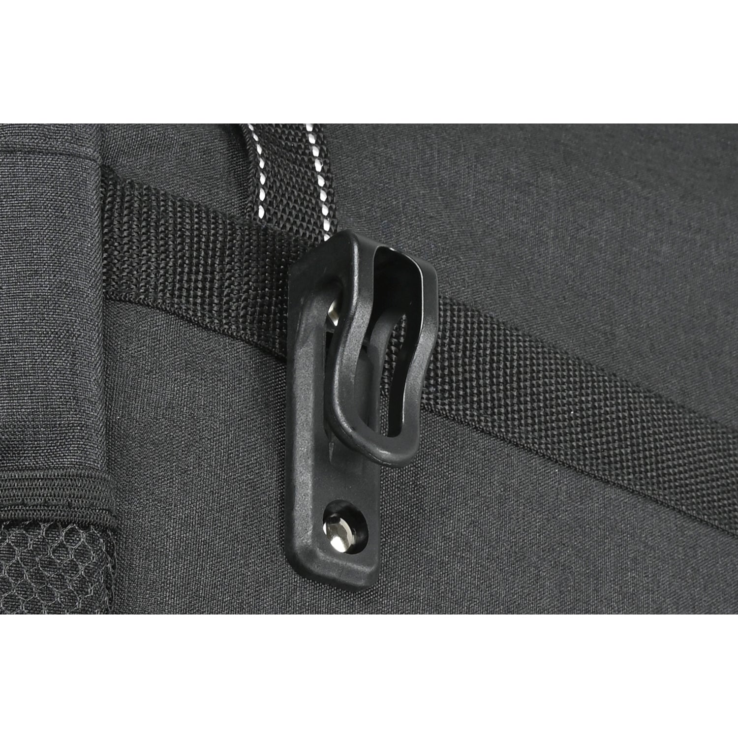 Nahaufnahme eines einzelnen schwarzen Befestigungshakens an der Rückseite der Fahrradtasche, montiert auf einem breiten Textilriemen.