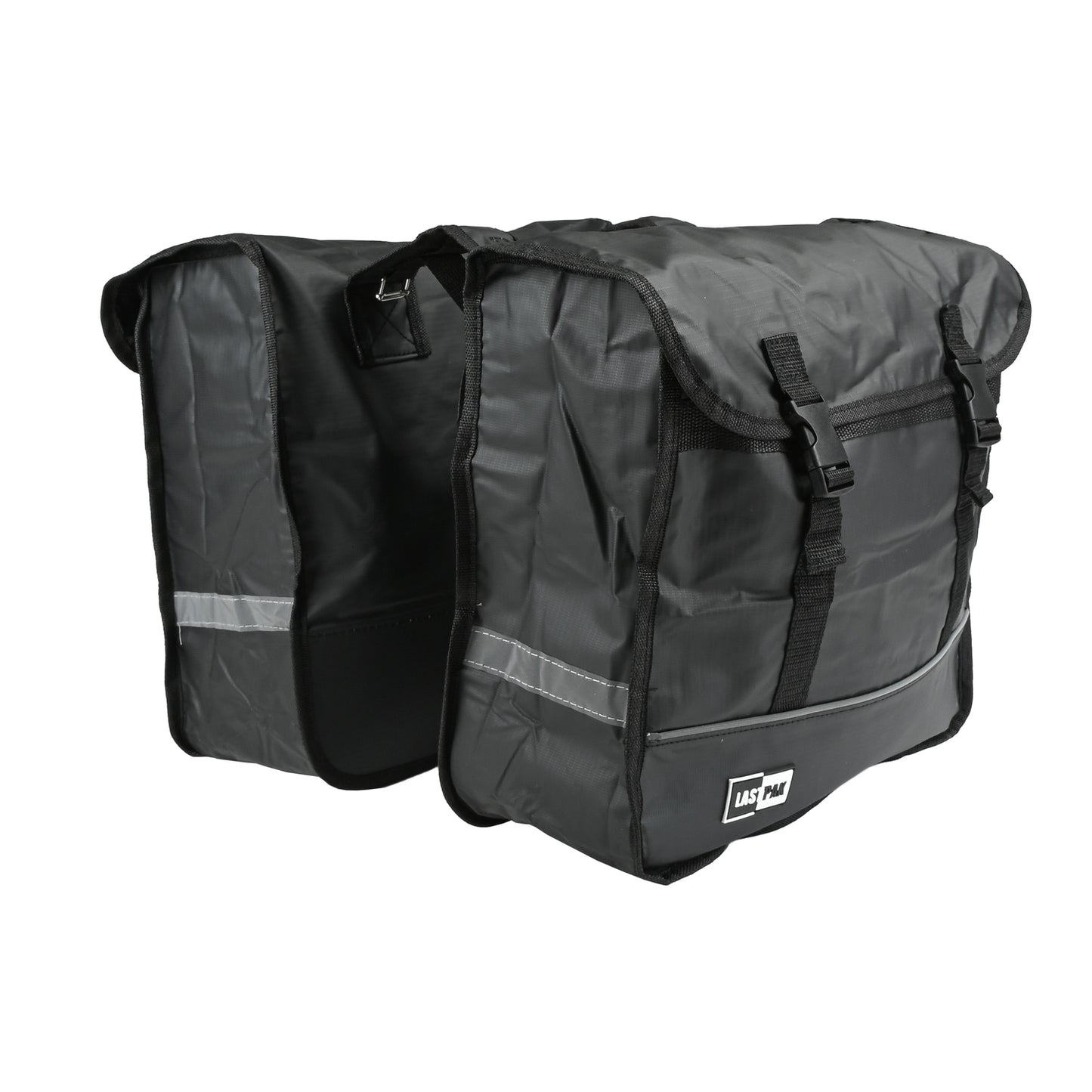 Schwarze doppelseitige Fahrradtasche mit reflektierenden Streifen und zwei Deckeln mit Klickverschlüssen, freistehend auf weißem Hintergrund.