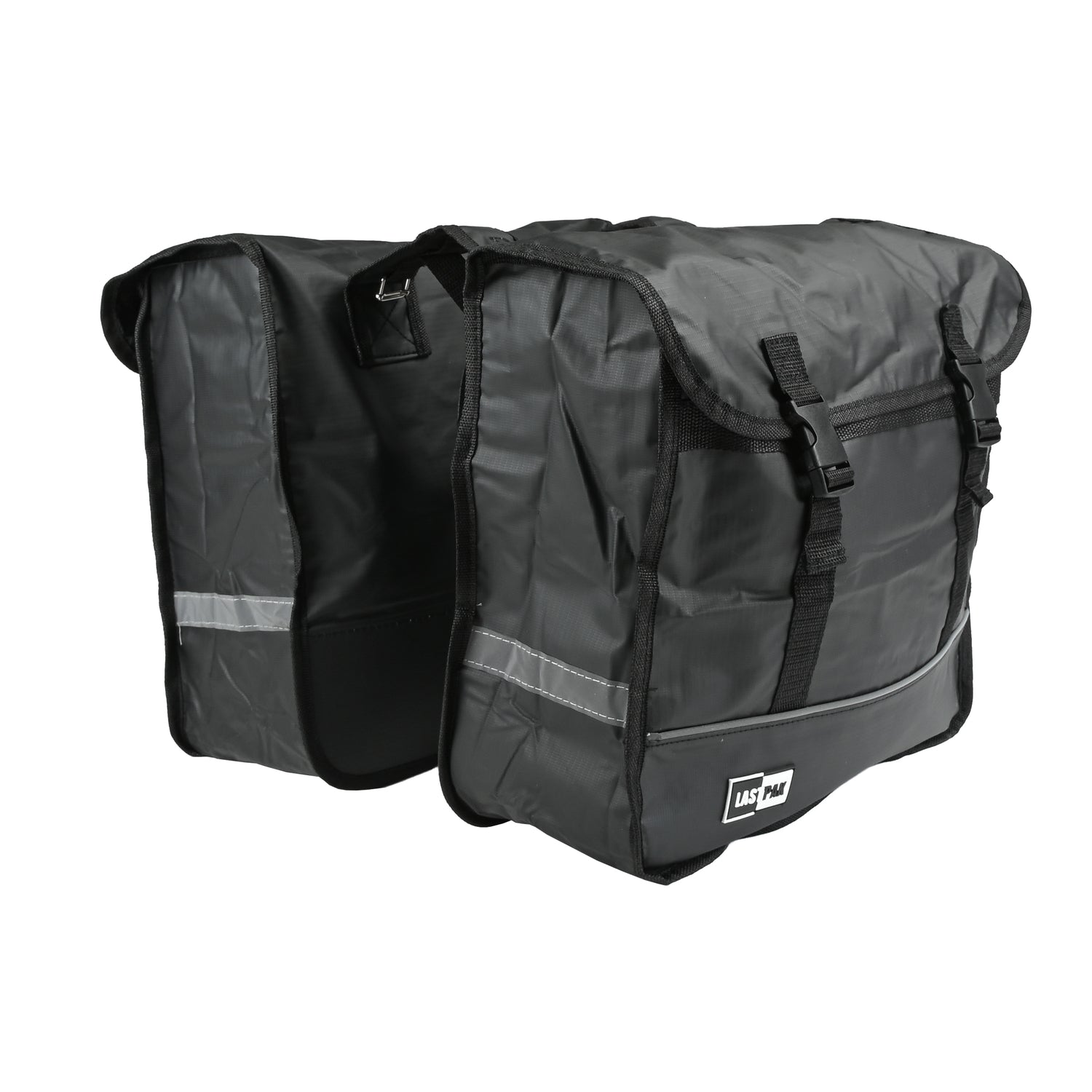 Schwarze doppelseitige Fahrradtasche mit reflektierenden Streifen und zwei Deckeln mit Klickverschlüssen, freistehend auf weißem Hintergrund.