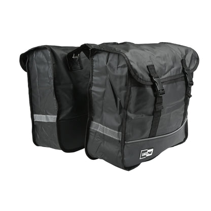 Schwarze doppelseitige Fahrradtasche mit reflektierenden Streifen und zwei Deckeln mit Klickverschlüssen, freistehend auf weißem Hintergrund.