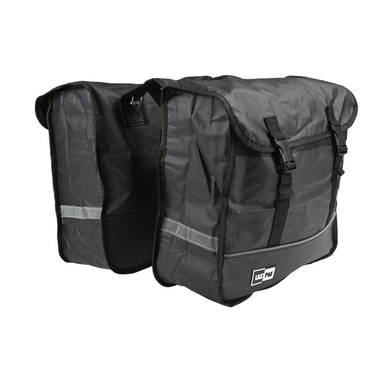 Schwarze doppelseitige Fahrradtasche mit reflektierenden Streifen und zwei Deckeln mit Klickverschlüssen, freistehend auf weißem Hintergrund.