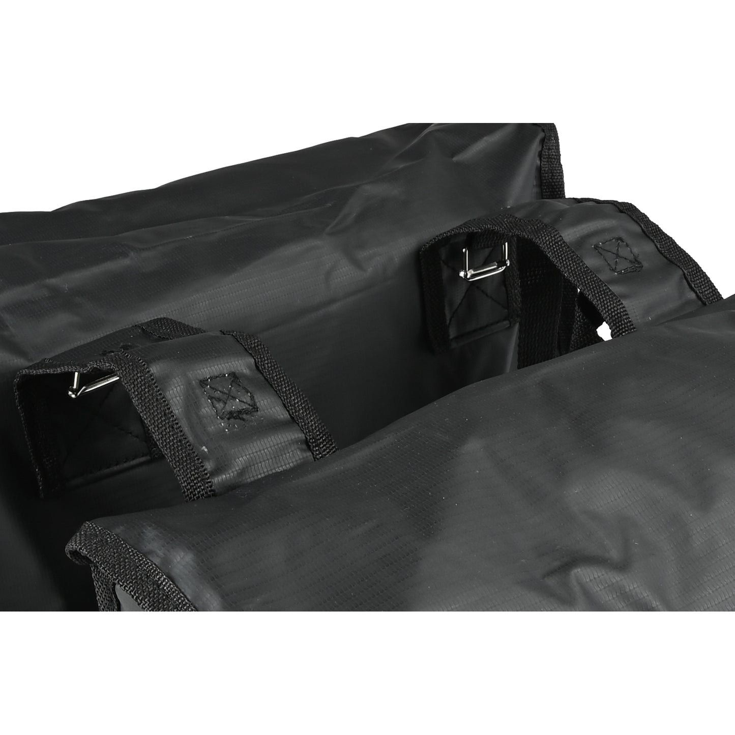 Nahaufnahme der oberen Befestigungsschlaufen einer schwarzen doppelseitigen Fahrradtasche mit Metallstiften.