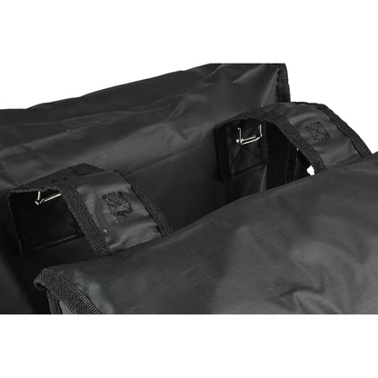 Nahaufnahme der oberen Befestigungsschlaufen einer schwarzen doppelseitigen Fahrradtasche mit Metallstiften.