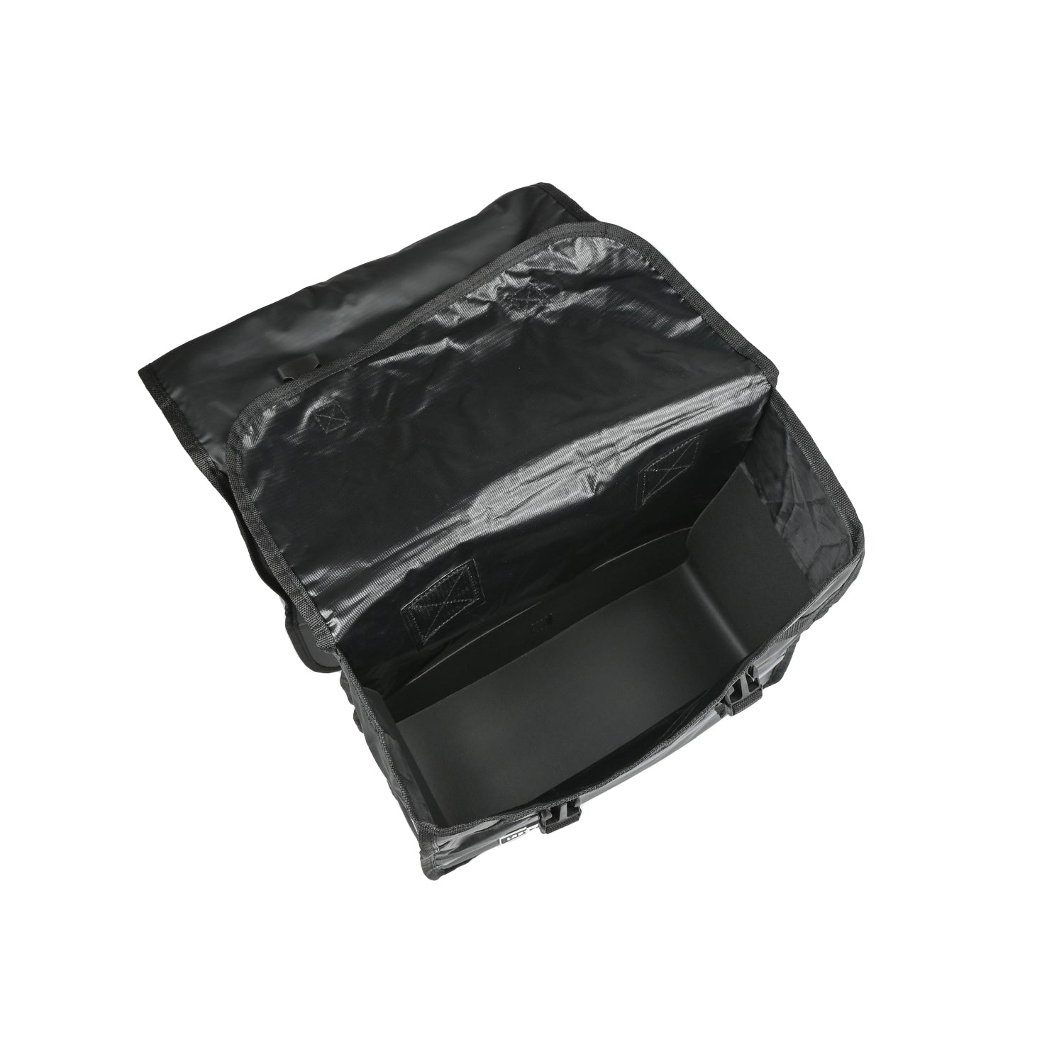 Geöffnete schwarze Fahrradtasche mit großem Innenfach und aufgeklapptem Deckel, von oben fotografiert.
