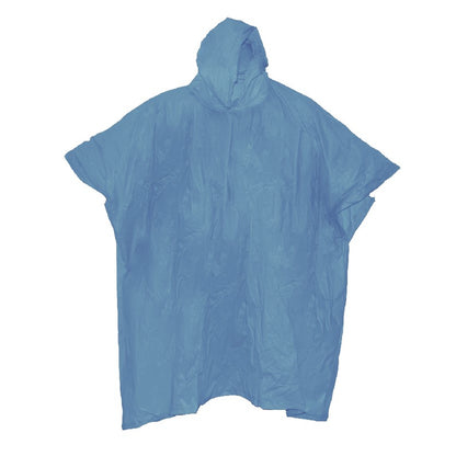 Hellblauer Regenponcho mit Kapuze, weit geschnitten und aus dünnem Kunststoffmaterial, auf weißem Hintergrund dargestellt.