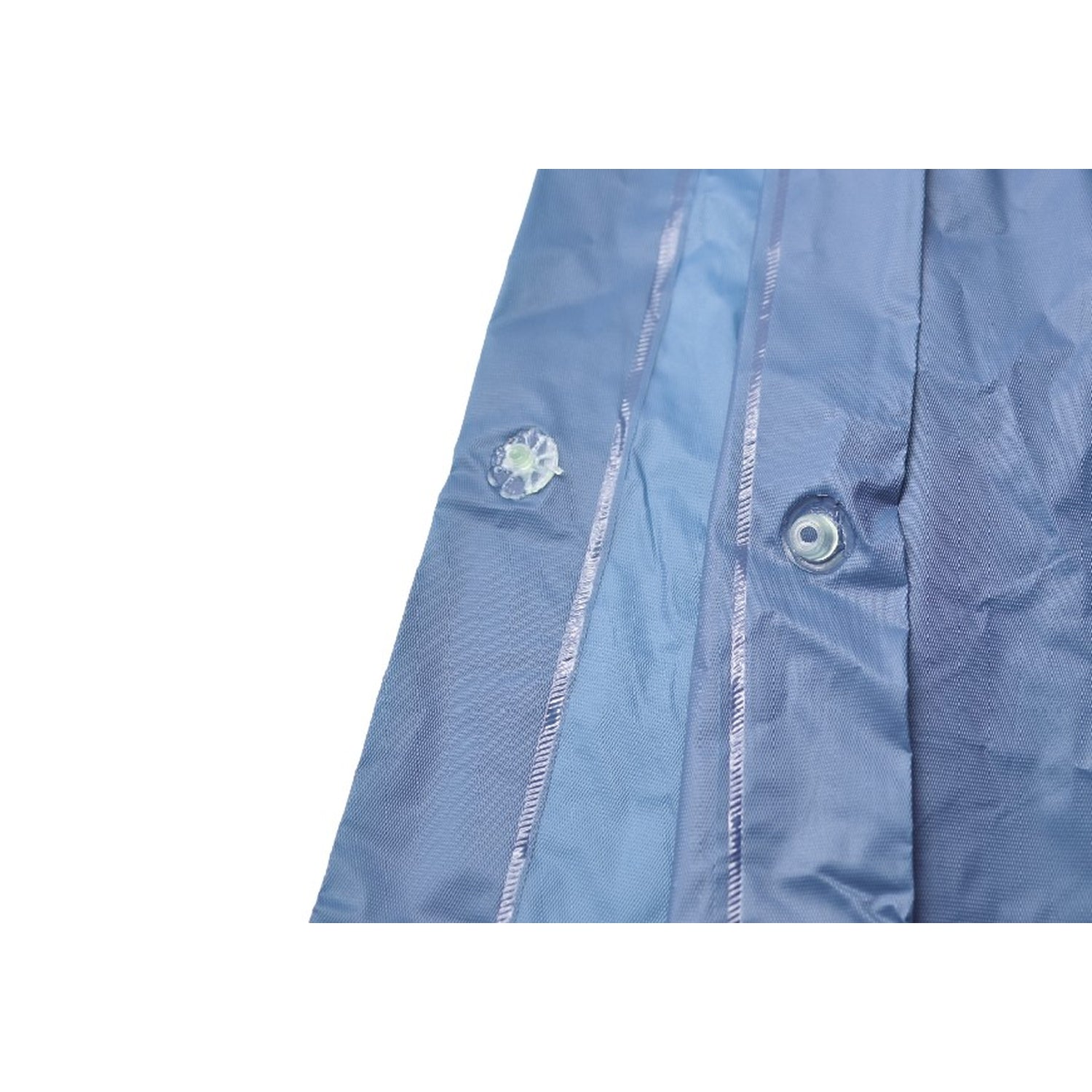 Nahaufnahme eines hellblauen Regenponchos mit Druckknöpfen entlang der Seitennaht, die zum Verschließen dienen.